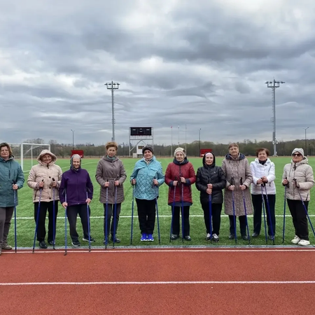 🌳 На стадионе МАУДО «СШ «Трудовые резервы» долголеты зарядились позитивом и энергией на занятии по скандинавской ходьбе! 🏔️