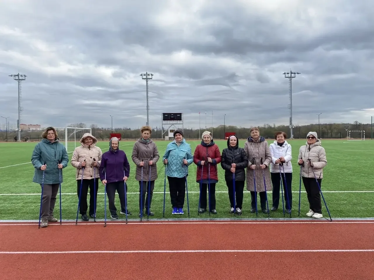 🌳 На стадионе МАУДО «СШ «Трудовые резервы» долголеты зарядились позитивом и энергией на занятии по скандинавской ходьбе! 🏔️